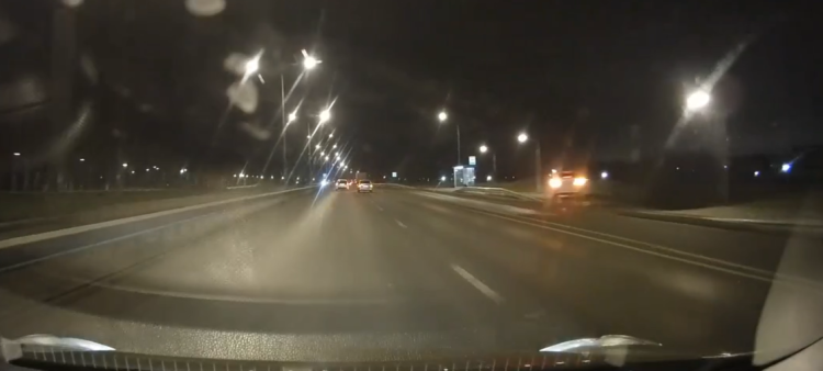 На Северной окружной из-за неадекватного водителя автомобиль такси улетел в кювет