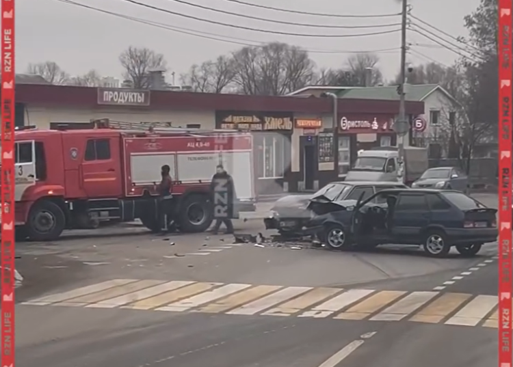 В Рязани в районе Голенчино столкнулись два автомобиля
