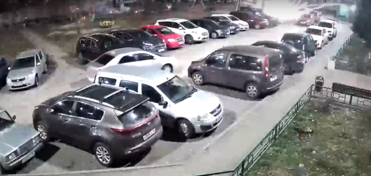 Запущенный в рязанском Канищеве фейерверк повредил припаркованные во дворе автомобили