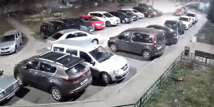 Запущенный в рязанском Канищеве фейерверк повредил припаркованные во дворе автомобили Запущенный в рязанском Канищеве фейерверк повредил припаркованные во дворе автомобили