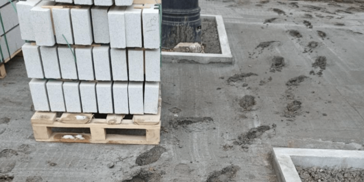 В центре Рязани испортили свежую бетонную стяжку