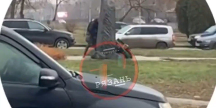 На Московском шоссе неизвестный помочился на памятник ветеранам-спецназовцам На Московском шоссе неизвестный помочился на памятник ветеранам-спецназовцам