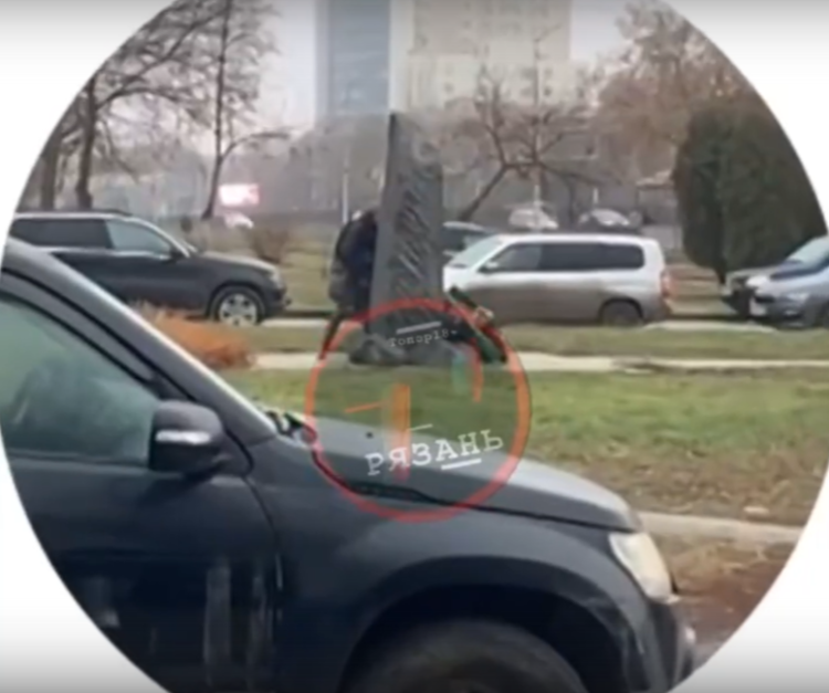 На Московском шоссе неизвестный помочился на памятник ветеранам-спецназовцам