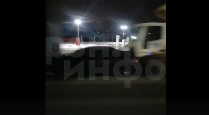 В Рязани на Окружной дороге два грузовика зажали легковушку