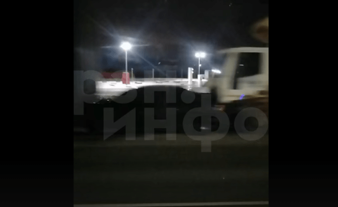 В Рязани на Окружной дороге два грузовика зажали легковушку