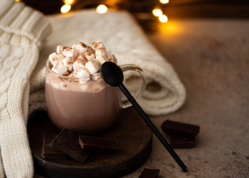 Диетолог Стародубова не рекомендовала пить какао беременным женщинам и детям до трех лет