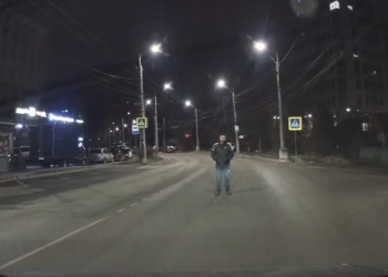 На улице Мервинской неадекватный мужчина останавливал машины на проезжей части На улице Мервинской неадекватный мужчина останавливал машины на проезжей части