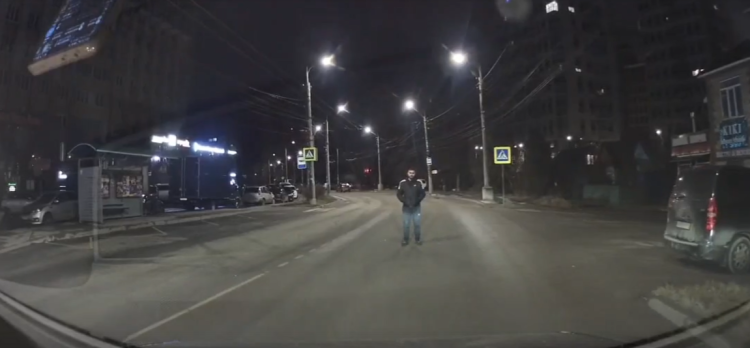 На улице Мервинской неадекватный мужчина останавливал машины на проезжей части