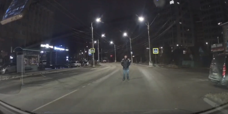 На улице Мервинской неадекватный мужчина останавливал машины на проезжей части