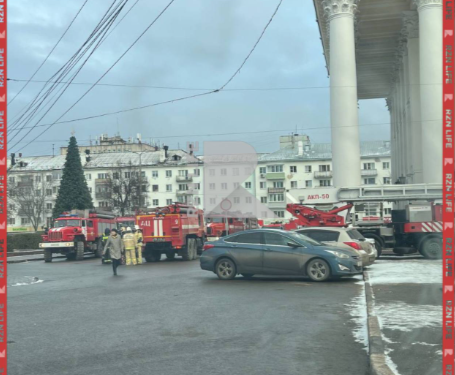 Горожане засняли около Рязанского драмтеатра скопление пожарных машин