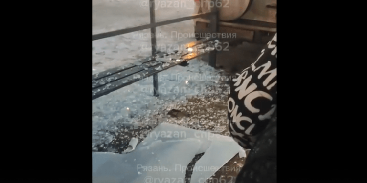 На улице Советской Армии водитель автомобиля врезался в остановочный павильон