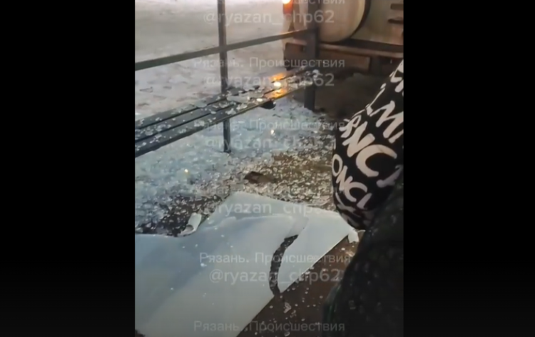 На улице Советской Армии водитель автомобиля врезался в остановочный павильон