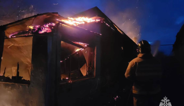 В Старожиловском районе из-за неисправности дымохода отопительной печи загорелся дом