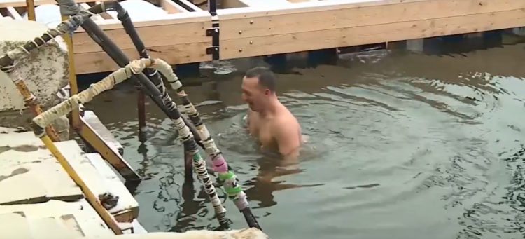 Рязанские моржи открыли сезон, искупавшись в Рюминском пруду