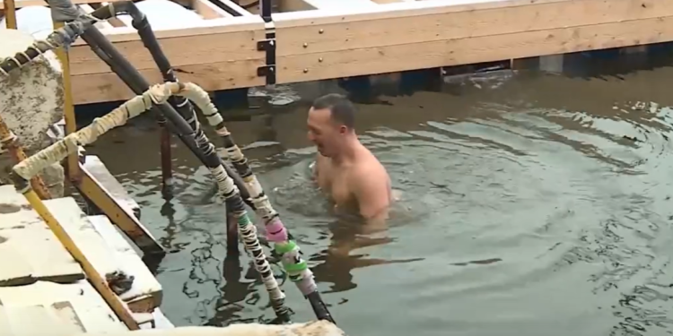 Рязанские моржи открыли сезон, искупавшись в Рюминском пруду