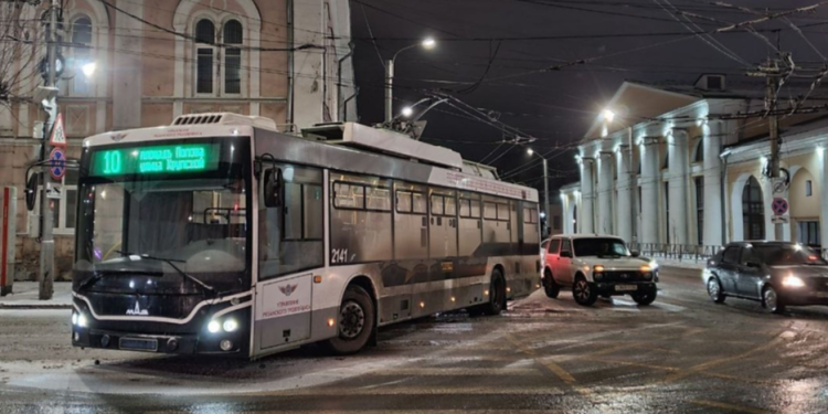Попавший в аварию троллейбус №10 перекрыл дорогу на улице Ленина