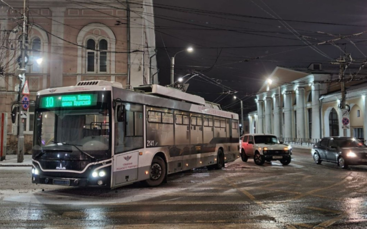 Попавший в аварию троллейбус №10 перекрыл дорогу на улице Ленина