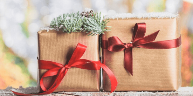 Россияне считают подарки в виде носков и сувениров самыми худшими