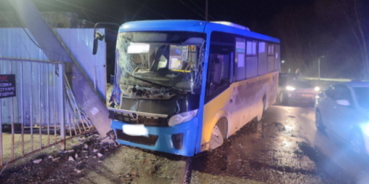 В ДТП с участием маршрутки на Окском проезде пострадали 5 человек