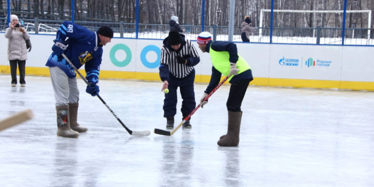 В Рязани на территории спортшколы «Химик» открылась обновленная хоккейная площадка