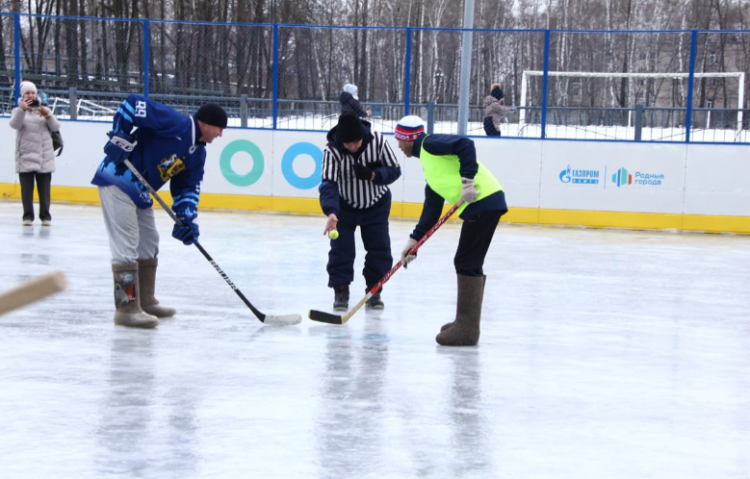 В Рязани на территории спортшколы "Химик" открылась обновленная хоккейная площадка