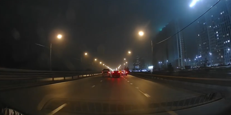 На Северной окружной водитель фургона чуть не спровоцировал аварию