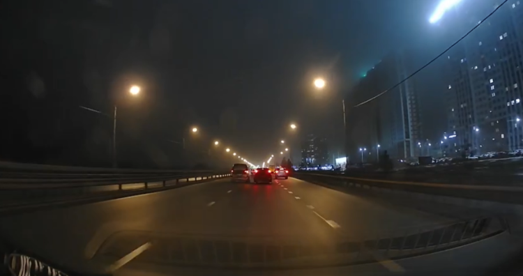 На Северной окружной водитель фургона чуть не спровоцировал аварию