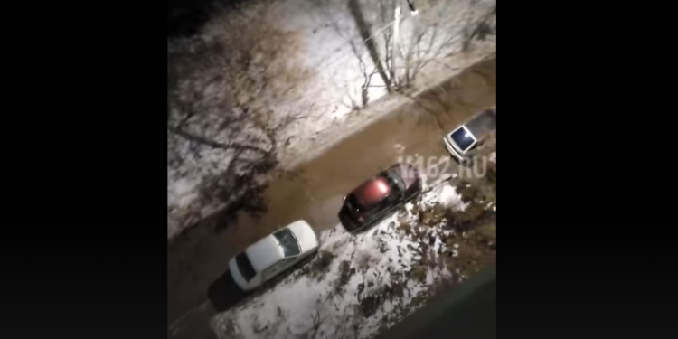 На улице Бирюзова прорвало теплотрассу