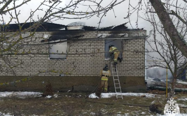 В Путятинском районе 7 спасателей тушили загоревшийся частный дом В Путятинском районе 7 спасателей тушили загоревшийся частный дом