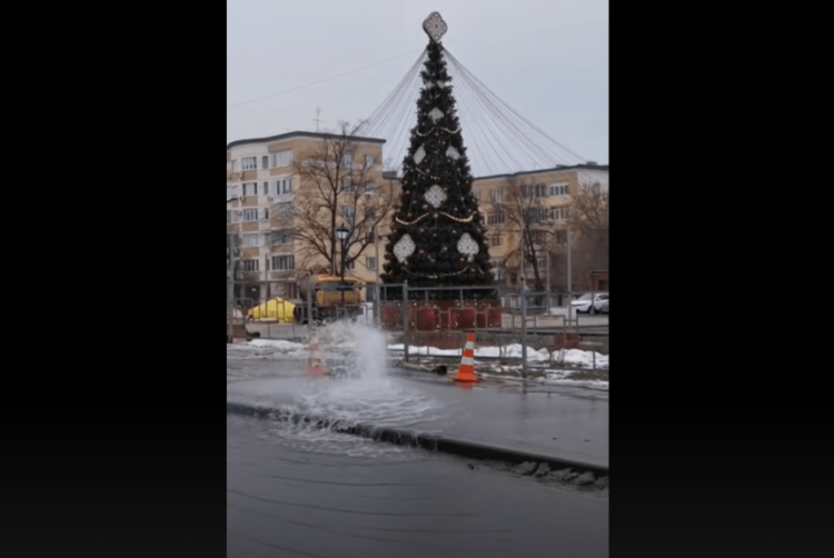 У Рязанского цирка прорвало трубу 27 декабря