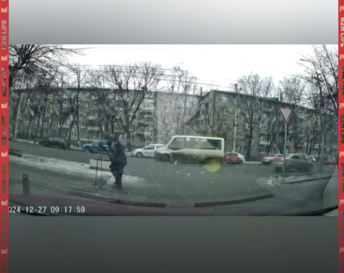 Около рязанской поликлиники №6 упала пенсионерка, несмотря на опору в виде лыжных палок