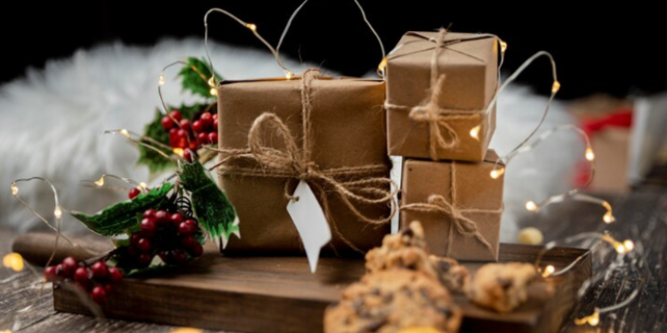 SuperJob: больше всего россиян в преддверии Нового года раздражает выбор подарков и готовка