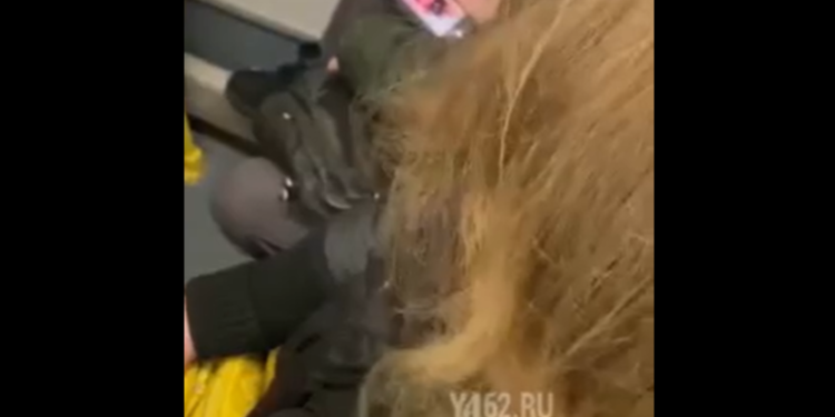 В рязанском автобусе №17 женщина поругалась с парнем из-за его речи на иностранном языке В рязанском автобусе №17 женщина поругалась с парнем из-за его речи на иностранном языке