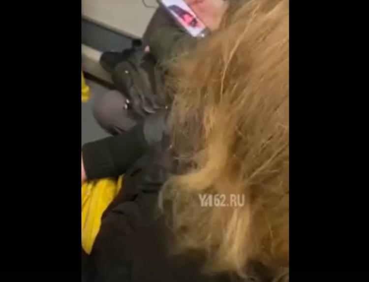 В рязанском автобусе №17 женщина поругалась с парнем из-за его речи на иностранном языке