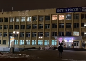 На здании рязанского Главпочтамта на улице Почтовой появилась проекция снежинок На здании рязанского Главпочтамта на улице Почтовой появилась проекция снежинок