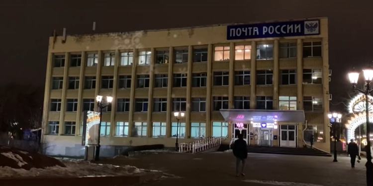 На здании рязанского Главпочтамта на улице Почтовой появилась проекция снежинок На здании рязанского Главпочтамта на улице Почтовой появилась проекция снежинок