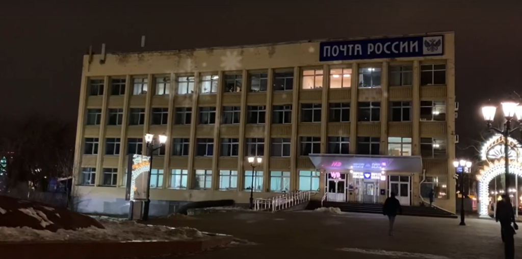 На здании рязанского Главпочтамта на улице Почтовой появилась проекция снежинок
