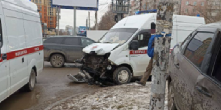 В ДТП с участием машины скорой помощи в Рязани пострадали два человека В ДТП с участием машины скорой помощи в Рязани пострадали два человека