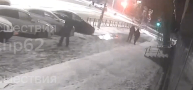 В Сети появилось видео момента наезда легковушки на пешехода на улице Вокзальной