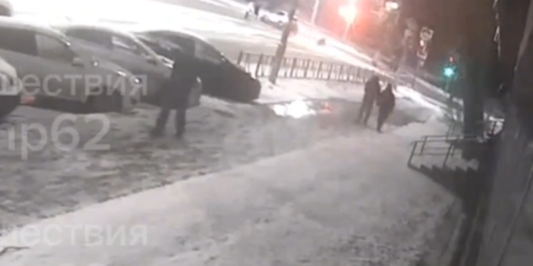 В Сети появилось видео момента наезда легковушки на пешехода на улице Вокзальной