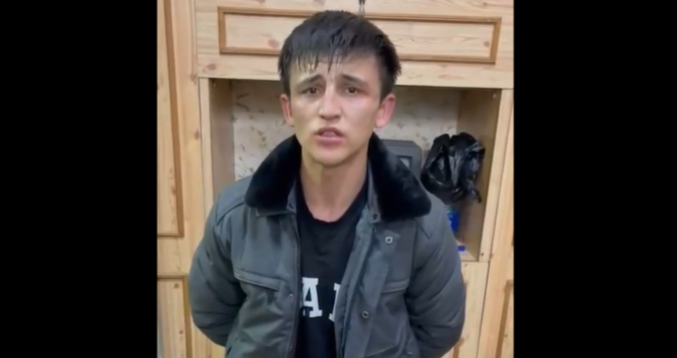 В Рязани мигрант на коленях просил прощения "у всего российского народа" за угрозу убийством девушке