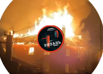 После атаки БПЛА в рязанской Дашково-Песочне загорелся частный дом После атаки БПЛА в рязанской Дашково-Песочне загорелся частный дом