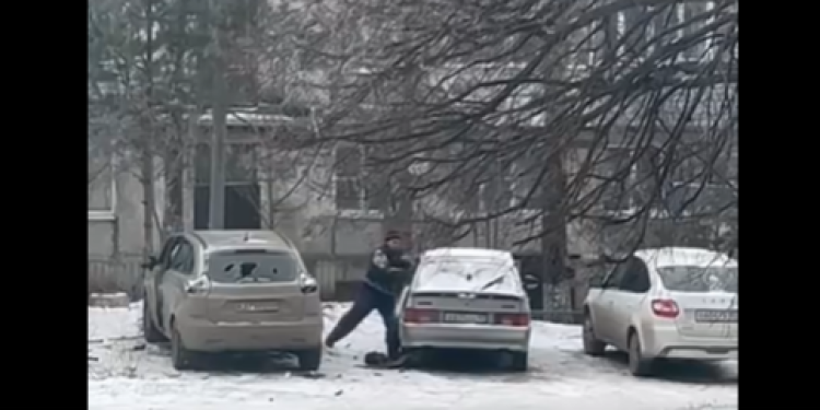 В рязанском Скопине пьяный неизвестный разбивал стекла припаркованных автомобилей