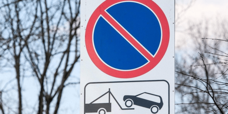 С 5 марта на участке дороги по улице Сельских Строителей запретят парковку машин