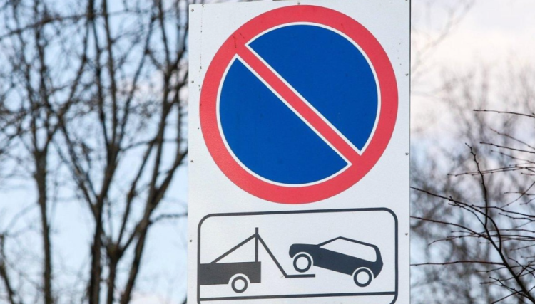 С 5 марта на участке дороги по улице Сельских Строителей запретят парковку машин