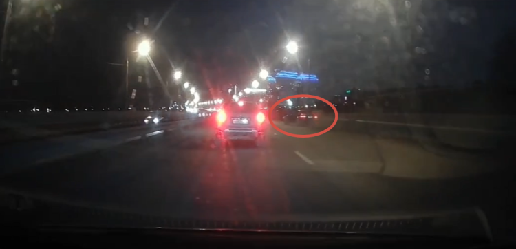 На Северной окружной дороге легковушка влетела в отбойник