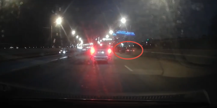 На Северной окружной дороге легковушка влетела в отбойник