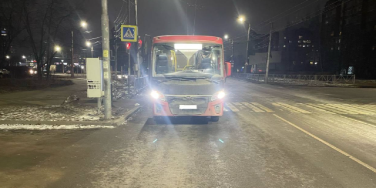 На улице Крупской под колеса маршрутки попали женщина и 9-летний ребенок