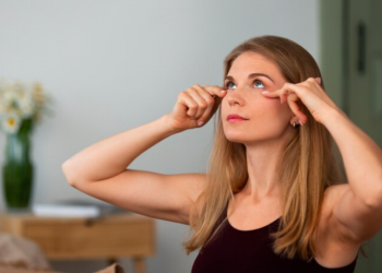 Невролог Мартынов: глаз может дергаться от недостатка сна и стресса Невролог Мартынов: глаз может дергаться от недостатка сна и стресса