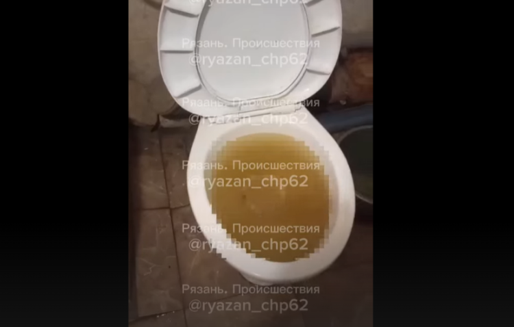 На улице Островского канализация затопила ателье